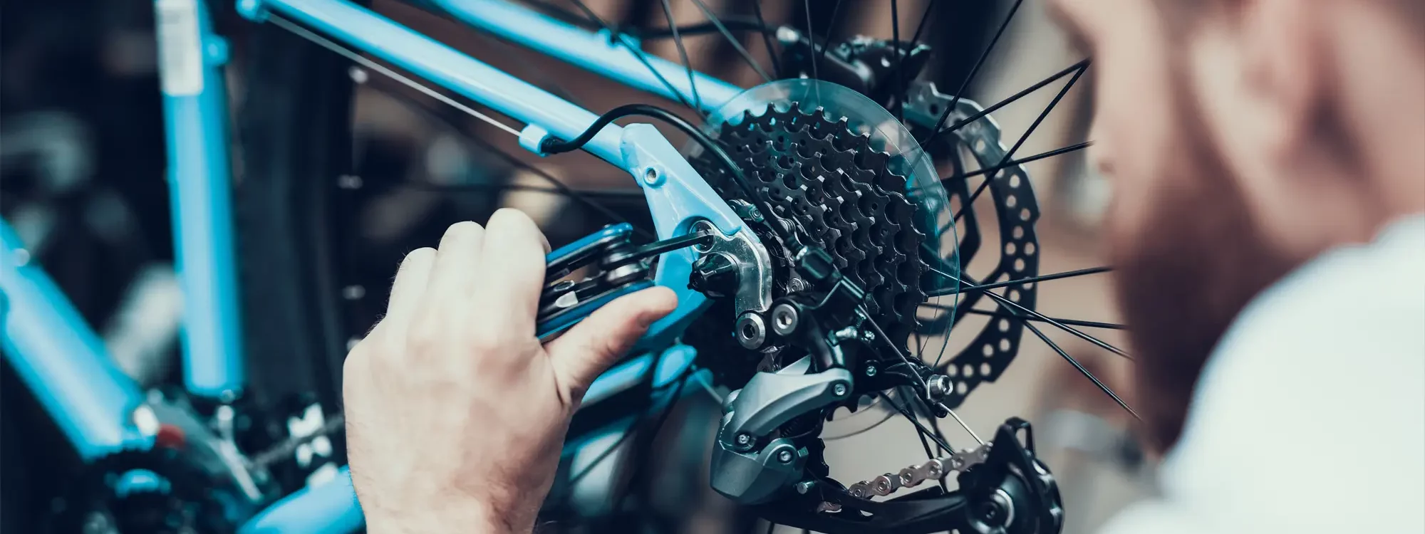 Ein Fahrradmechaniker repariert ein Fahrrad