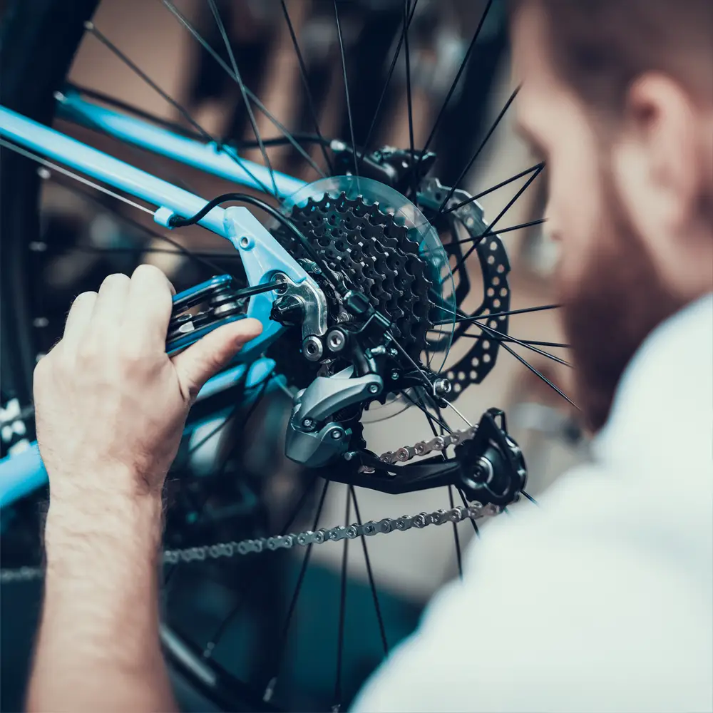 Ein Fahrradmechaniker repariert ein Fahrrad